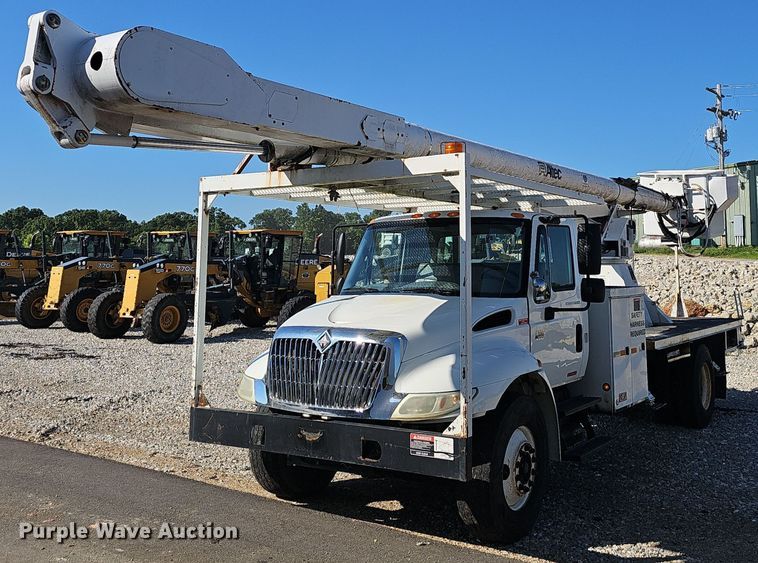 2004 International  4300 bucket truck - EJ5665