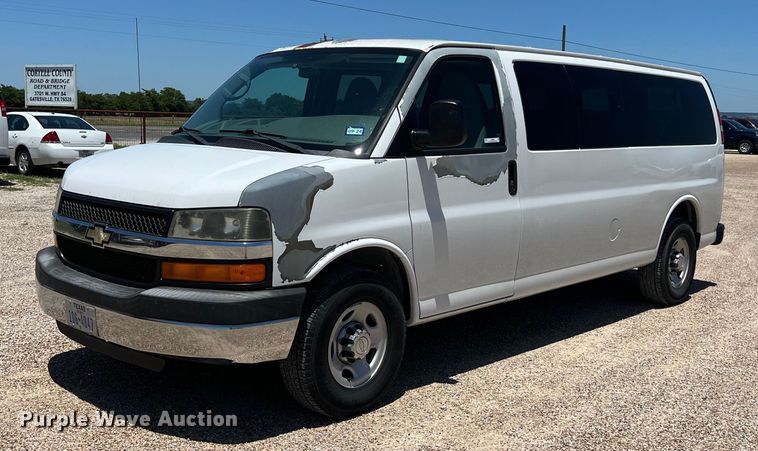 2010 Chevrolet  Express 3500 van - LU9896