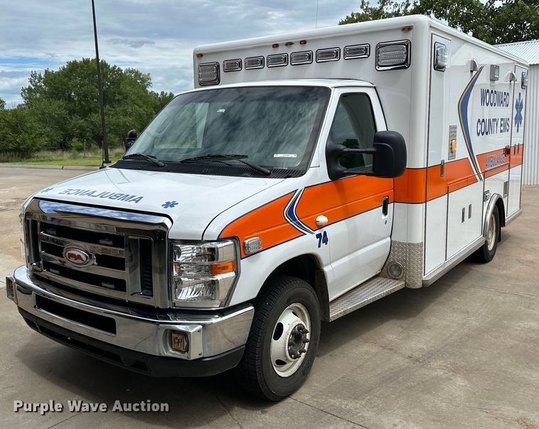 2017 Ford E450 ambulance - OL9593