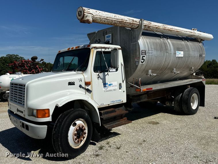 1996 International  4900 feed delivery truck - DL4465