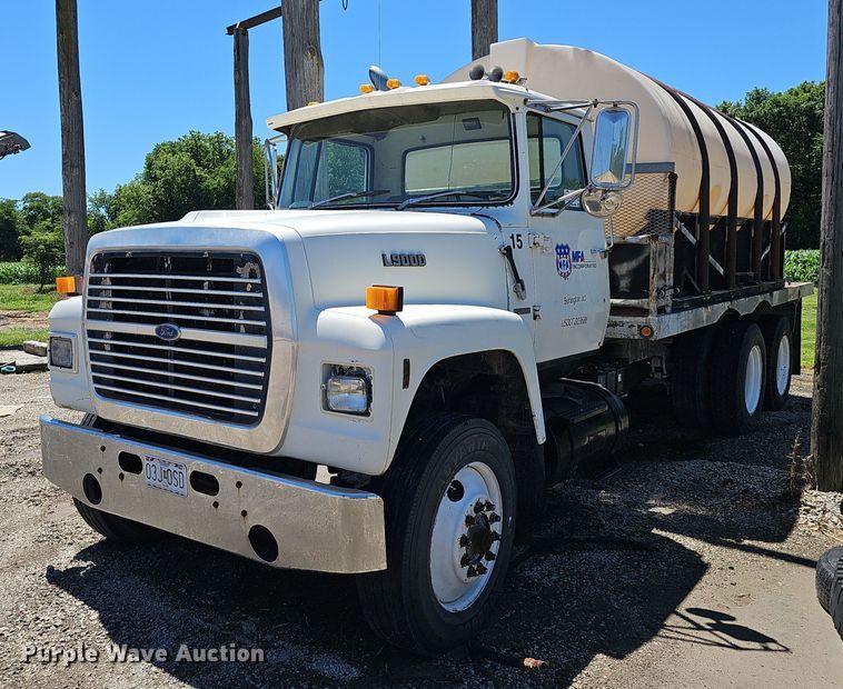 1989 Ford LT9000 flatbed truck - DP6458