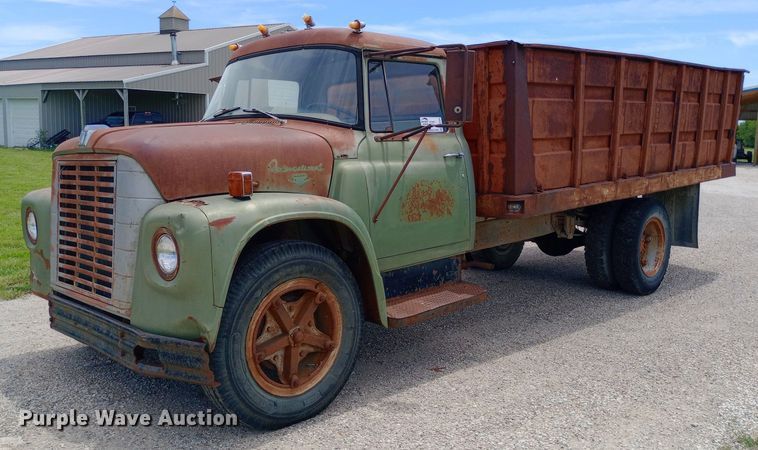 1971 International  1600 grain truck - DQ7144