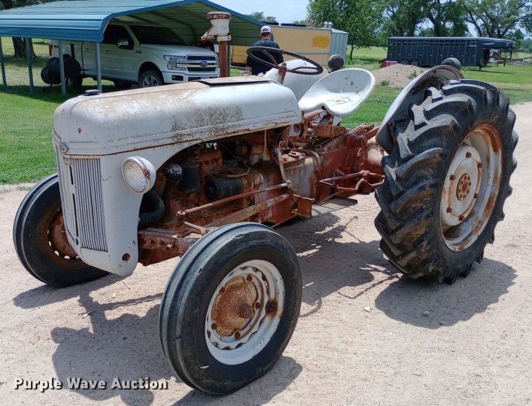 1947 Ford 2N tractor - DQ7181