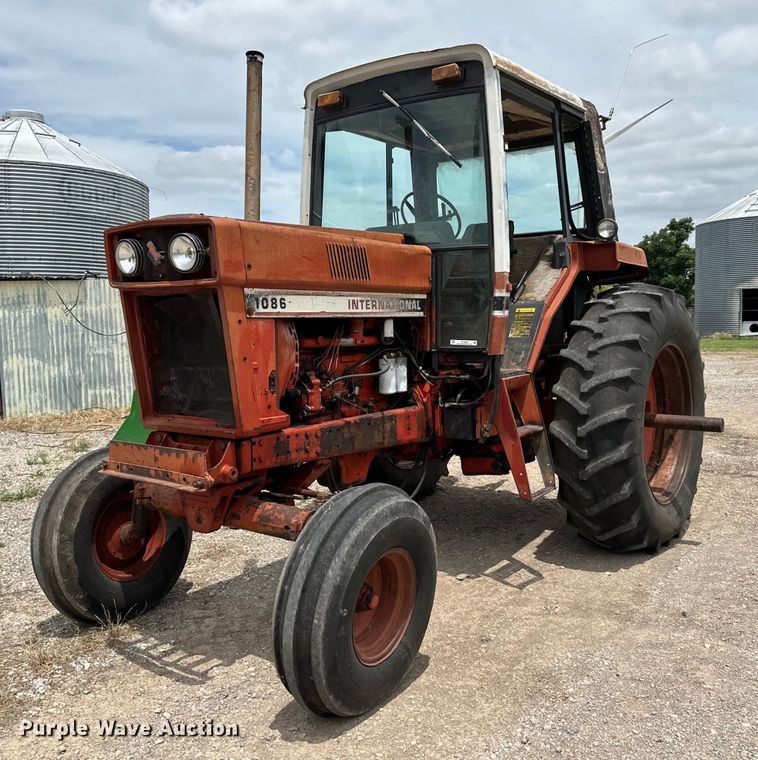 International 1086 tractor - EH4000