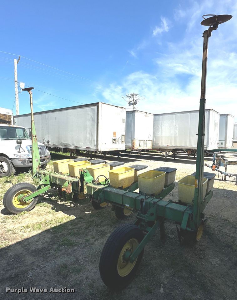 John Deere  P7100 planter - EJ4341