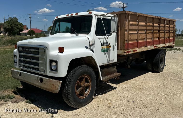 1979 International  1824 grain truck - KL9022