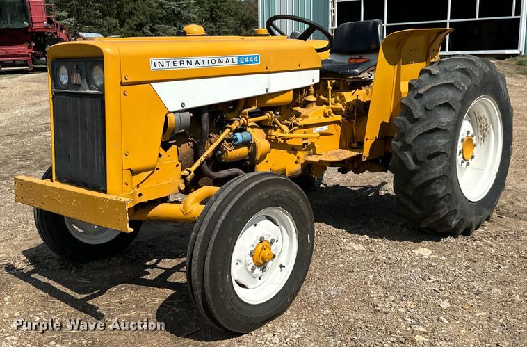 International  2444 Industrial  tractor - MU9827
