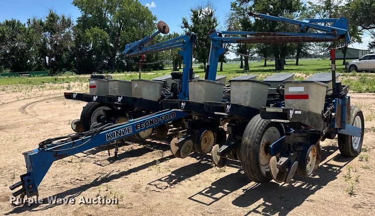 Kinze 2600 no-till planter - OL9686