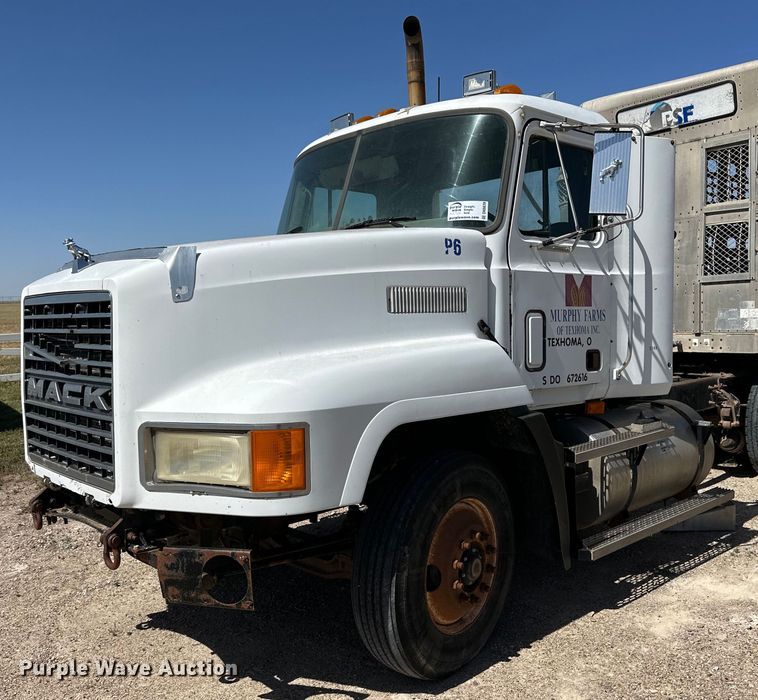 1998 Mack semi truck - DK6639