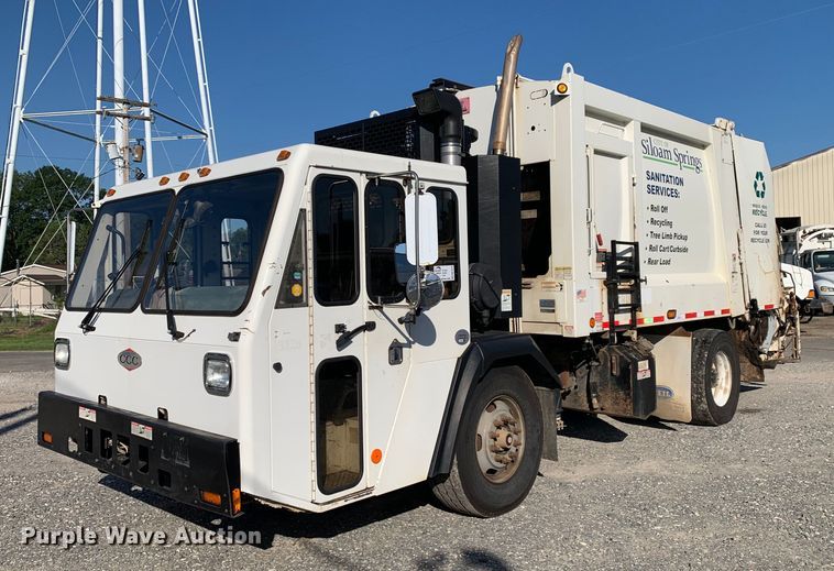 2015 Crane Carrier Low Entry refuse truck - DM7910
