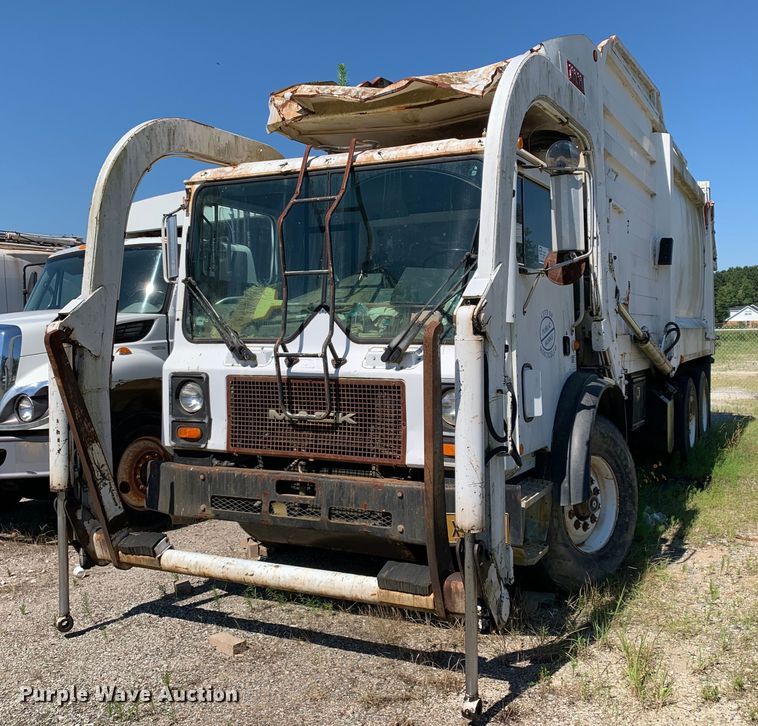 2000 Mack MR688S refuse truck - DM7912