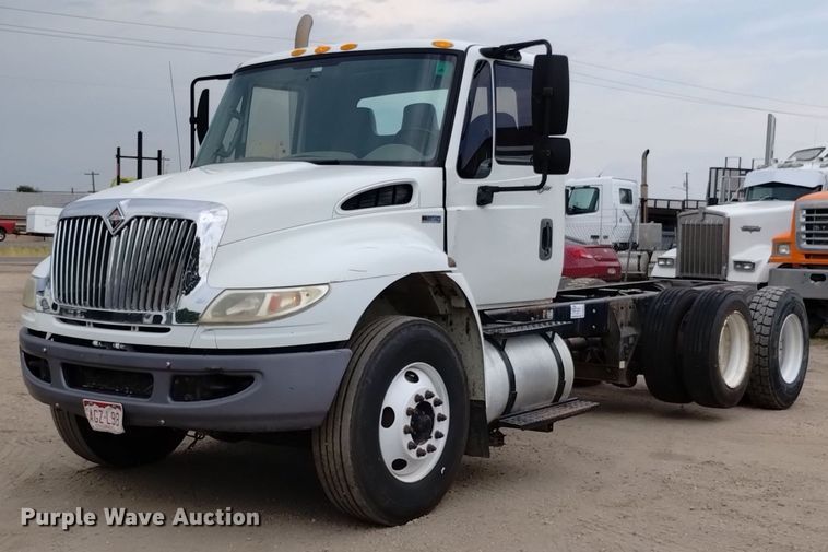 2013 International  7400 WorkStar truck cab and chassis - DQ6138