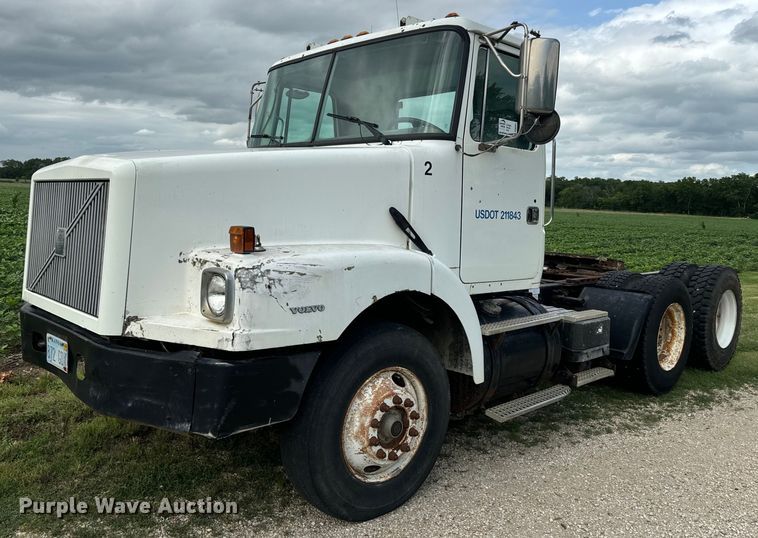 1997 Volvo WG semi truck - DQ6801