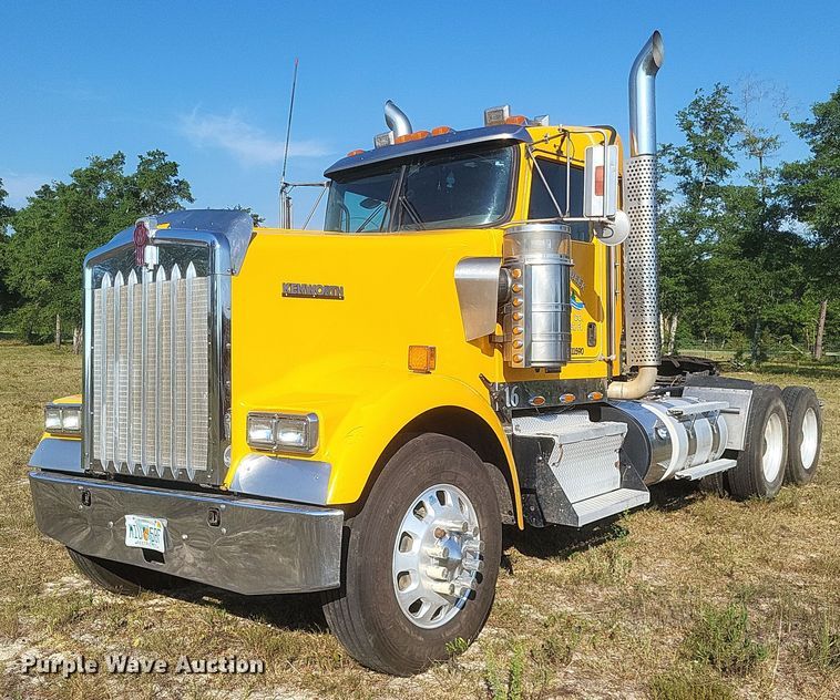 2017 Kenworth  W900 semi truck - DR4809