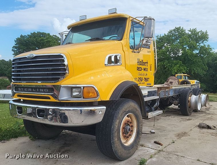 2005 Sterling L-Line truck cab and chassis - DR4825