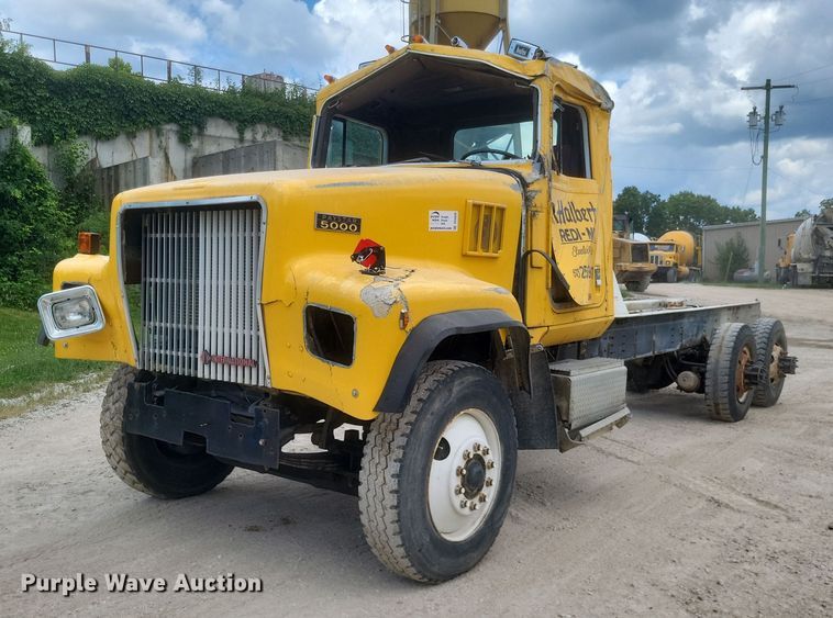 1995 International  PayStar 5000 truck cab and chassis - DR4830