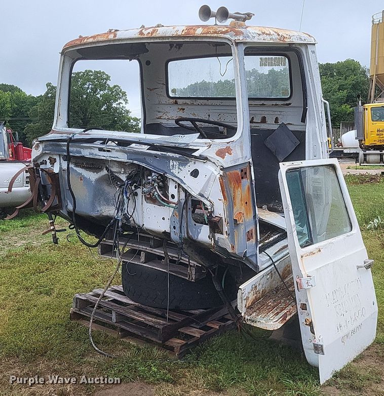 Ford  Louisville  truck cab - DR4846