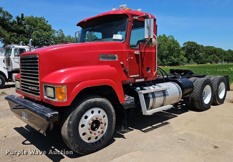 2011 Mack CHU613 semi truck - DR8642