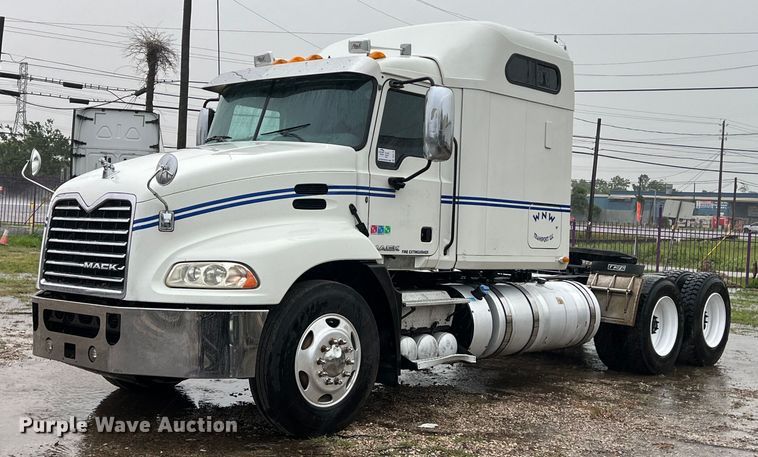 2012 Mack Pinnacle semi truck - DS3115