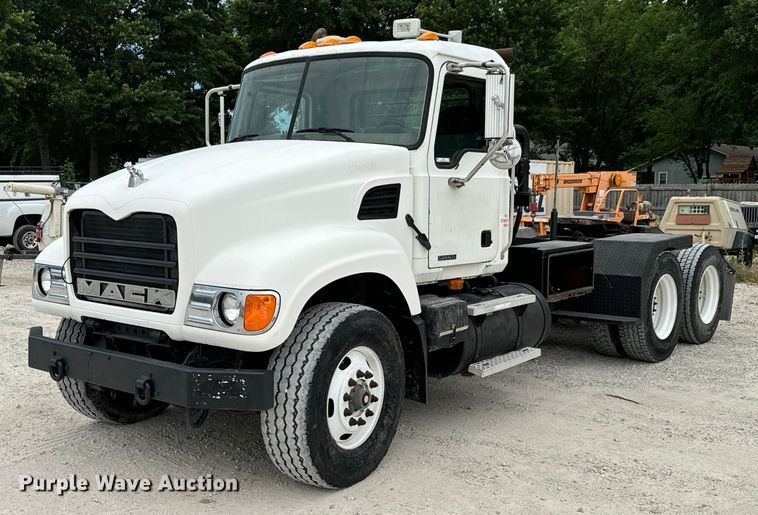 2006 Mack CV713 semi truck - DX0786