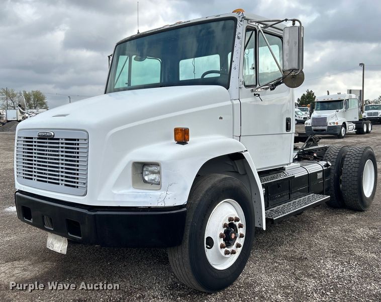 2000 Freightliner  FL80 semi truck - EG1331