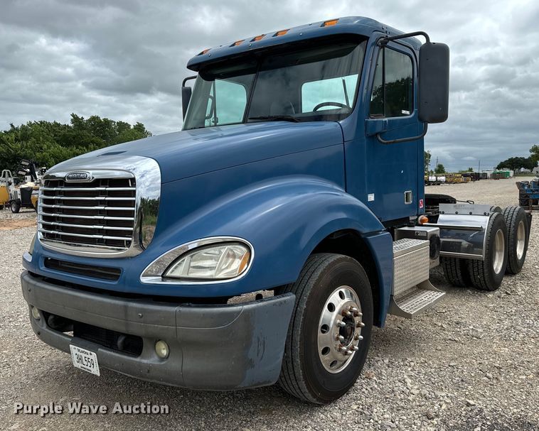 2007 Freightliner  Columbia semi truck - EH4038