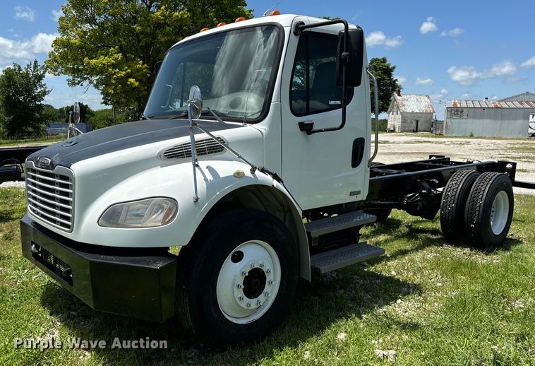 2009 Freightliner  Business Class M2 truck cab and chassis - EH6940