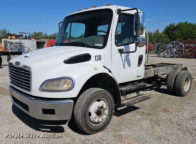2006 Freightliner  Business Class M2 truck cab and chassis - EI3802