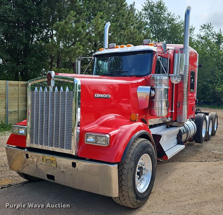 2016 Kenworth  W900 semi truck - EJ5513