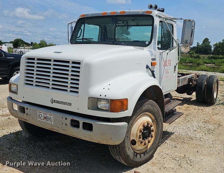 2002 International  4700 truck cab and chassis - EJ5603