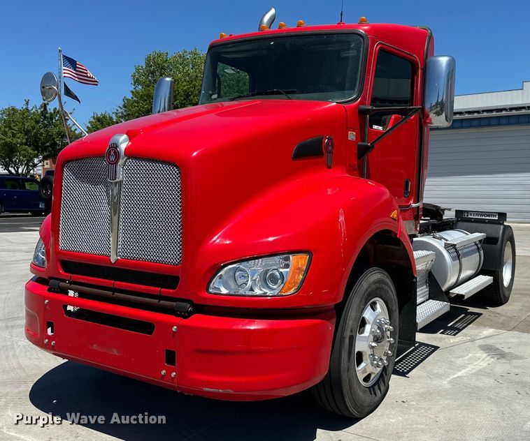 2015 Kenworth  T400 semi truck - EJ6901
