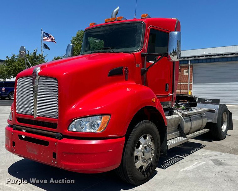 2018 Kenworth  T400 semi truck - EJ6902