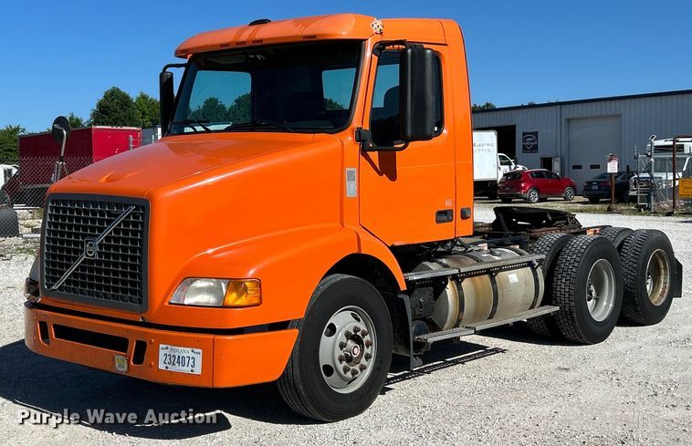 2009 Volvo VNM semi truck - EK4775