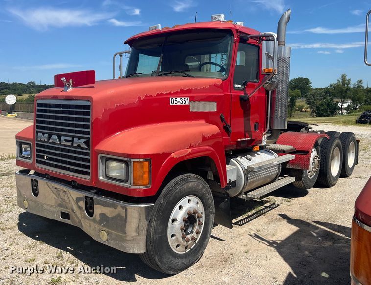 2006 Mack CHN613 semi truck - EK8714