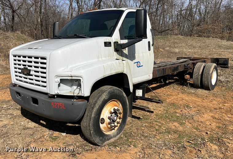 2003 Chevrolet  C7500 truck cab and chassis - LE9020