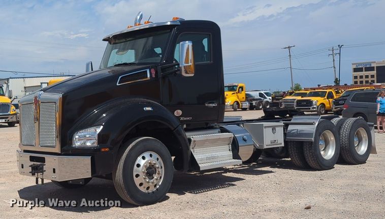 2020 Kenworth T880 semi truck - NG9815