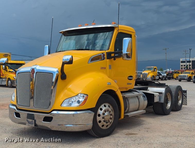 2022 Kenworth T680 semi truck - NG9820