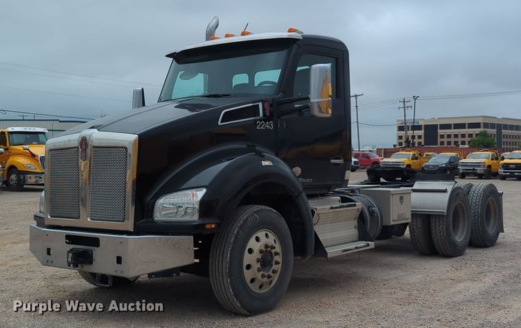2020 Kenworth T880 semi truck - NG9848