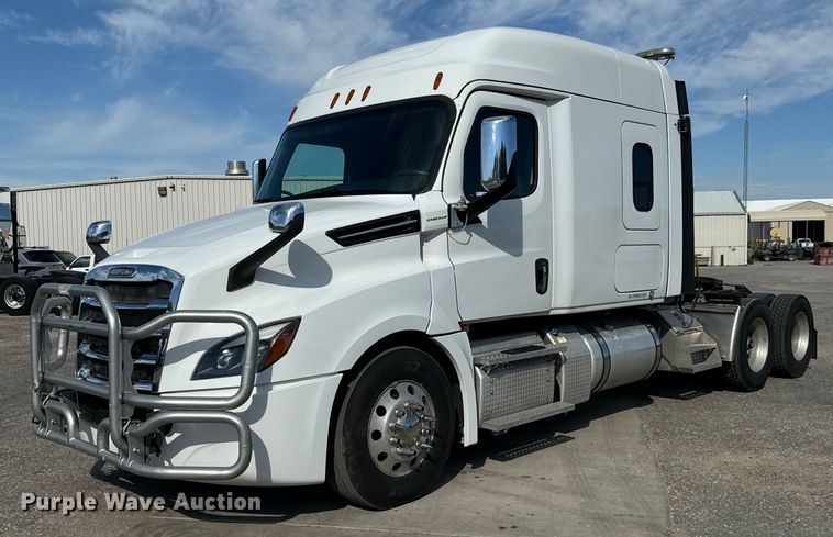 2019 Freightliner  Cascadia semi truck - NL9944