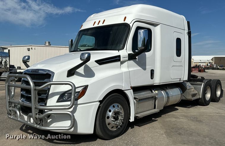 2020 Freightliner  Cascadia semi truck - NL9945