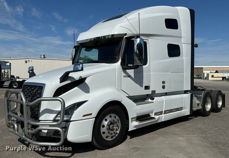2020 Volvo VNL64T semi truck - NL9946