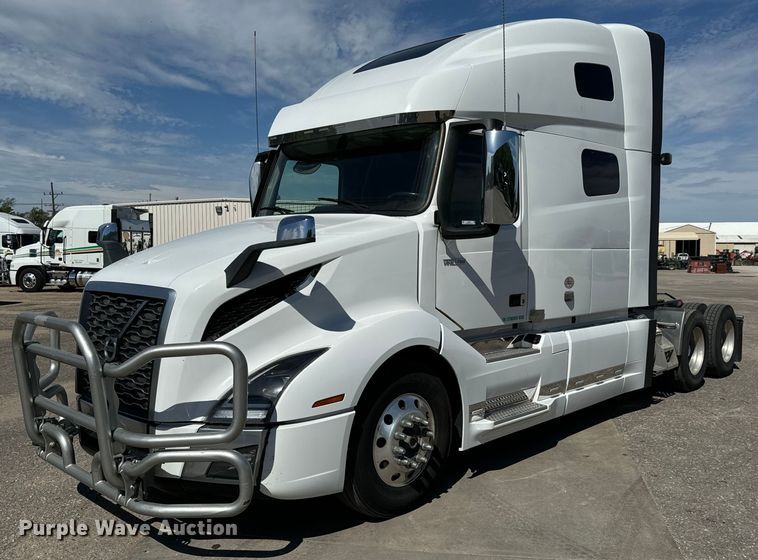 2020 Volvo  VNL64T semi truck - NL9947