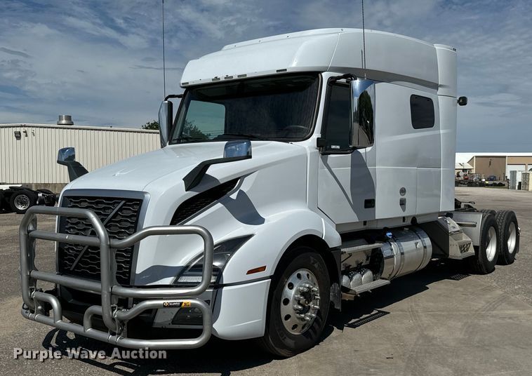 2020 Volvo  VNL semi truck - NL9948