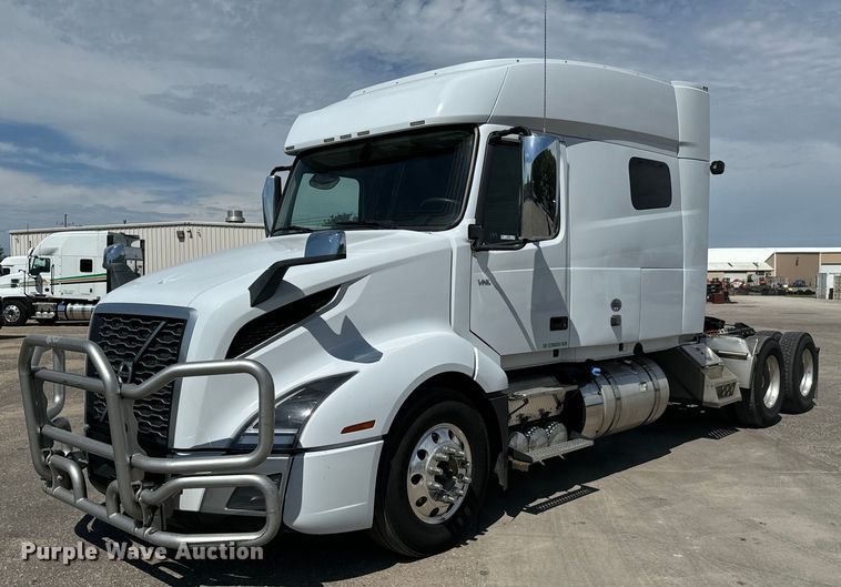 2021 Volvo VNL semi truck - NL9949