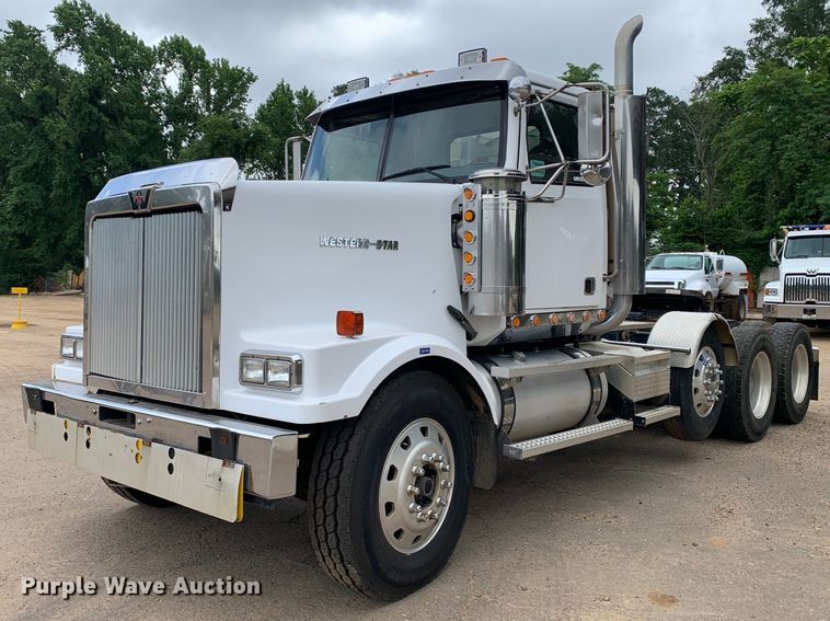 2004 Western Star 4900FA semi truck - NQ9582