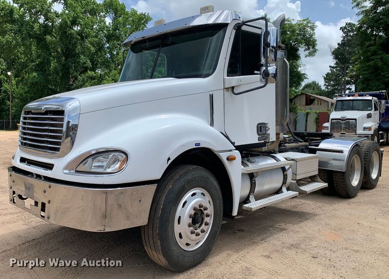 2006 Freightliner  Columbia semi truck - NQ9583