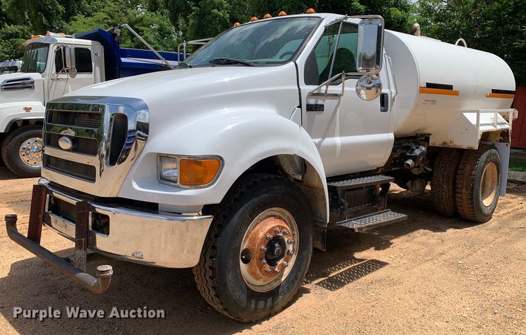 2007 Ford F750 water truck - NQ9584
