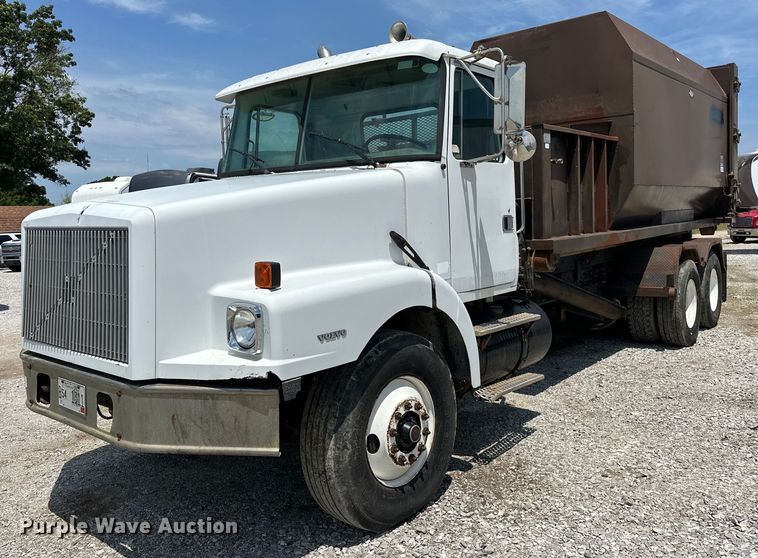 1996 Volvo  WGM roll-off container truck - NR9980