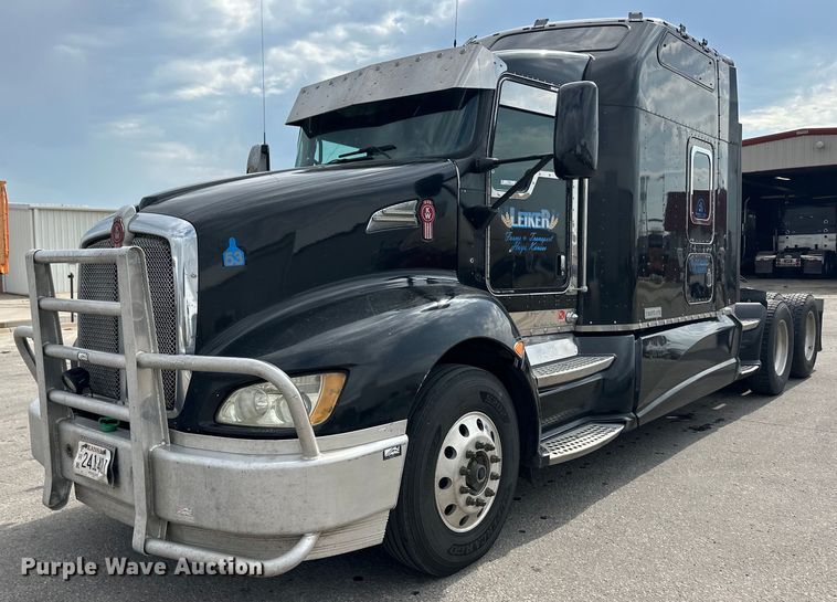 2009 Kenworth T600 semi truck - OI9248