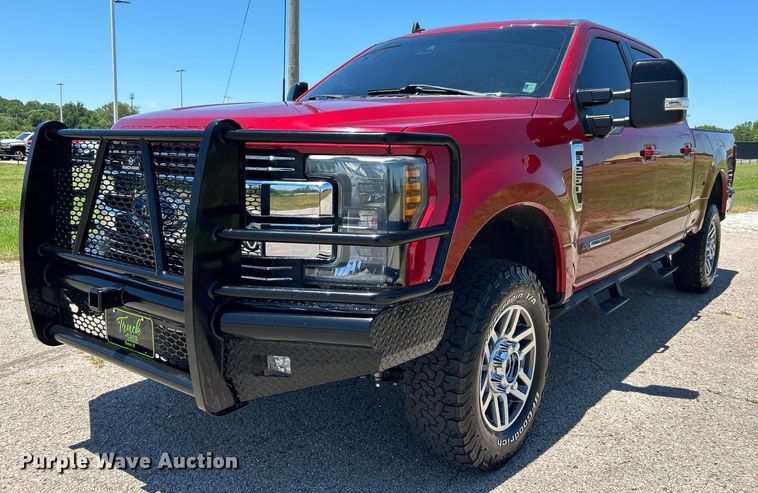 2019 Ford F250  Crew Cab pickup truck - DO6557